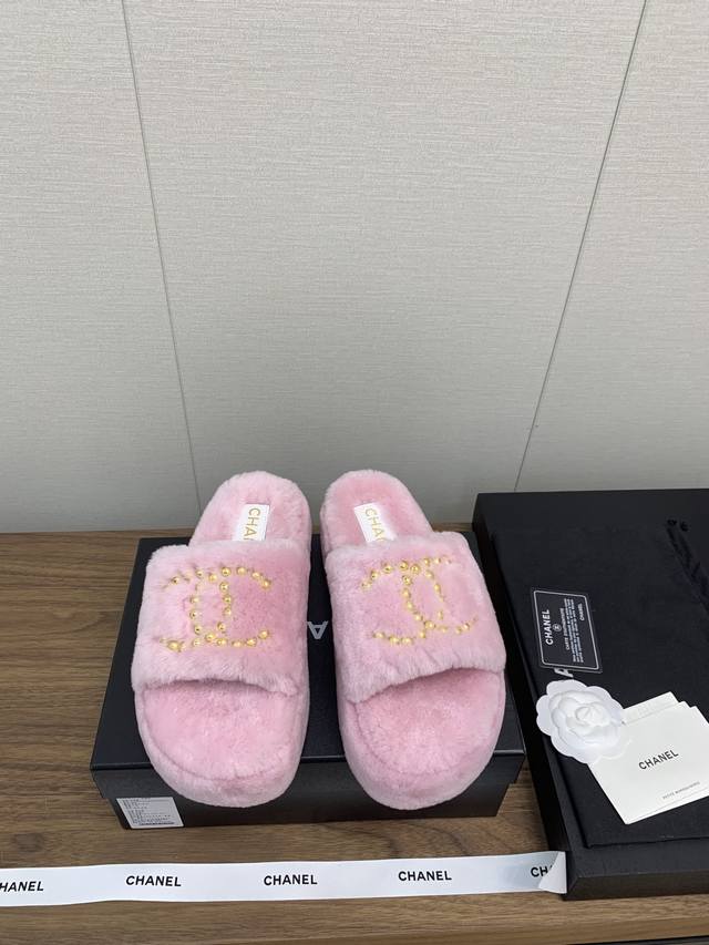 Chanel 24 秋冬懒人毛毛拖 厚底 流行风纯皮毛一体羔羊毛打造！小香lg超温暖的感觉，穿上仿佛踩在云朵上，精致高级！让这双毛拖身价陡增！非常好穿不打滑，而